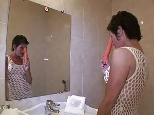 اثنين من الصديقات تظ ...