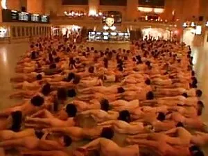 امرأة ذات شعر بني لر ...