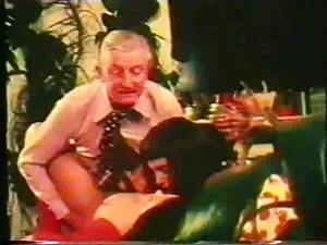 لا يحلق الذي لديه ام ...