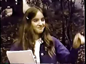 فتاة صغيرة لم اللسان ...