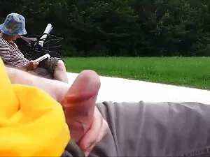 امرأة مع حرق شمعة مق ...