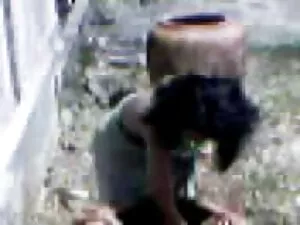 الطفل يرتدي القميص ا ...