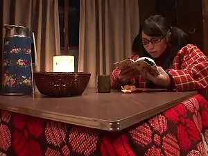 فتاة جميلة مع كبير ا ...