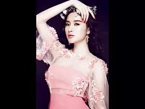 شابة شقراء جميلة وصل ...