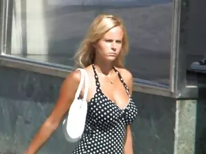 شقراء طبيعية لها ابا ...