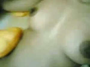 رفع امرأة آسيوية لمم ...